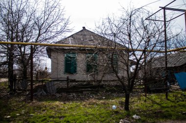 Terny, Ukrayna - 5 Nisan 2023 Ukrayna 'nın Donbass kasabasındaki Terny köyünde yıkılmış ev. Burası cephe hattı. Sadece harabeler kaldı ve tüm insanlar uzun zaman önce tahliye edildi. Burası tam bir savaş alanı..