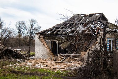 Terny, Ukrayna - 5 Nisan 2023 Ukrayna 'nın Donbass kasabasındaki Terny köyünde yıkılmış ev. Burası cephe hattı. Sadece harabeler kaldı ve tüm insanlar uzun zaman önce tahliye edildi. Burası tam bir savaş alanı..