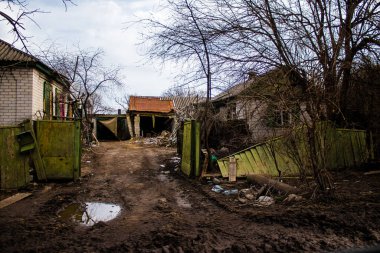 Terny, Ukrayna - 5 Nisan 2023 Ukrayna 'nın Donbass kasabasındaki Terny köyünde yıkılmış ev. Burası cephe hattı. Sadece harabeler kaldı ve tüm insanlar uzun zaman önce tahliye edildi. Burası tam bir savaş alanı..