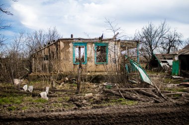 Terny, Ukrayna - 5 Nisan 2023 Ukrayna 'nın Donbass kasabasındaki Terny köyünde yıkılmış ev. Burası cephe hattı. Sadece harabeler kaldı ve tüm insanlar uzun zaman önce tahliye edildi. Burası tam bir savaş alanı..