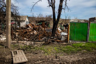 Terny, Ukrayna - 5 Nisan 2023 Ukrayna 'nın Donbass kasabasındaki Terny köyünde yıkılmış ev. Burası cephe hattı. Sadece harabeler kaldı ve tüm insanlar uzun zaman önce tahliye edildi. Burası tam bir savaş alanı..