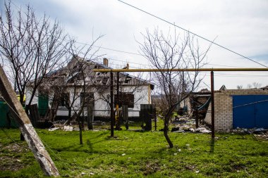 Terny, Ukrayna - 5 Nisan 2023 Ukrayna 'nın Donbass kasabasındaki Terny köyünde yıkılmış ev. Burası cephe hattı. Sadece harabeler kaldı ve tüm insanlar uzun zaman önce tahliye edildi. Burası tam bir savaş alanı..