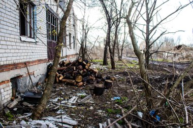 Terny, Ukrayna - 5 Nisan 2023 Ukrayna 'nın Donbass kasabasındaki Terny köyünde yıkılmış ev. Burası cephe hattı. Sadece harabeler kaldı ve tüm insanlar uzun zaman önce tahliye edildi. Burası tam bir savaş alanı..