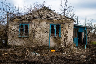 Terny, Ukrayna - 5 Nisan 2023 Ukrayna 'nın Donbass kasabasındaki Terny köyünde yıkılmış ev. Burası cephe hattı. Sadece harabeler kaldı ve tüm insanlar uzun zaman önce tahliye edildi. Burası tam bir savaş alanı..