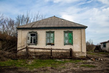 Terny, Ukrayna - 5 Nisan 2023 Ukrayna 'nın Donbass kasabasındaki Terny köyünde yıkılmış ev. Burası cephe hattı. Sadece harabeler kaldı ve tüm insanlar uzun zaman önce tahliye edildi. Burası tam bir savaş alanı..