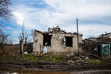 Terny, Ukrayna - 5 Nisan 2023 Ukrayna 'nın Donbass kasabasındaki Terny köyünde yıkılmış ev. Burası cephe hattı. Sadece harabeler kaldı ve tüm insanlar uzun zaman önce tahliye edildi. Burası tam bir savaş alanı..