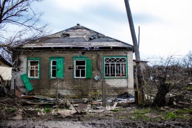 Terny, Ukrayna - 5 Nisan 2023 Ukrayna 'nın Donbass kasabasındaki Terny köyünde yıkılmış ev. Burası cephe hattı. Sadece harabeler kaldı ve tüm insanlar uzun zaman önce tahliye edildi. Burası tam bir savaş alanı..