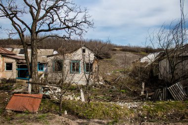 Terny, Ukrayna - 5 Nisan 2023 Ukrayna 'nın Donbass kasabasındaki Terny köyünde yıkılmış ev. Burası cephe hattı. Sadece harabeler kaldı ve tüm insanlar uzun zaman önce tahliye edildi. Burası tam bir savaş alanı..