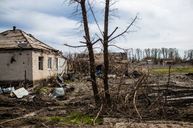 Terny, Ukrayna - 5 Nisan 2023 Ukrayna 'nın Donbass kasabasındaki Terny köyünde yıkılmış ev. Burası cephe hattı. Sadece harabeler kaldı ve tüm insanlar uzun zaman önce tahliye edildi. Burası tam bir savaş alanı..
