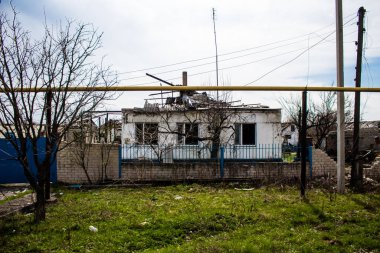 Terny, Ukrayna - 5 Nisan 2023 Ukrayna 'nın Donbass kasabasındaki Terny köyünde yıkılmış ev. Burası cephe hattı. Sadece harabeler kaldı ve tüm insanlar uzun zaman önce tahliye edildi. Burası tam bir savaş alanı..