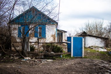 Terny, Ukrayna - 5 Nisan 2023 Ukrayna 'nın Donbass kasabasındaki Terny köyünde yıkılmış ev. Burası cephe hattı. Sadece harabeler kaldı ve tüm insanlar uzun zaman önce tahliye edildi. Burası tam bir savaş alanı..