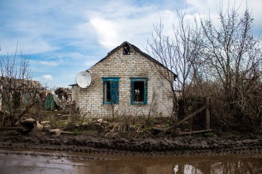 Terny, Ukrayna - 5 Nisan 2023 Ukrayna 'nın Donbass kasabasındaki Terny köyünde yıkılmış ev. Burası cephe hattı. Sadece harabeler kaldı ve tüm insanlar uzun zaman önce tahliye edildi. Burası tam bir savaş alanı..