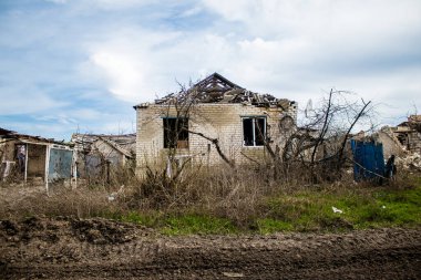 Terny, Ukrayna - 5 Nisan 2023 Ukrayna 'nın Donbass kasabasındaki Terny köyünde yıkılmış ev. Burası cephe hattı. Sadece harabeler kaldı ve tüm insanlar uzun zaman önce tahliye edildi. Burası tam bir savaş alanı..