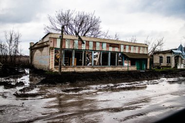 Terny, Ukrayna - 5 Nisan 2023 Ukrayna 'nın Donbass kasabasındaki Terny köyünde yıkılmış ev. Burası cephe hattı. Sadece harabeler kaldı ve tüm insanlar uzun zaman önce tahliye edildi. Burası tam bir savaş alanı..