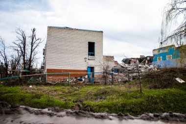 Terny, Ukrayna - 5 Nisan 2023 Ukrayna 'nın Donbass kasabasındaki Terny köyünde yıkılmış ev. Burası cephe hattı. Sadece harabeler kaldı ve tüm insanlar uzun zaman önce tahliye edildi. Burası tam bir savaş alanı..