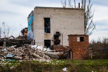 Terny, Ukrayna - 5 Nisan 2023 Ukrayna 'nın Donbass kasabasındaki Terny köyünde yıkılmış ev. Burası cephe hattı. Sadece harabeler kaldı ve tüm insanlar uzun zaman önce tahliye edildi. Burası tam bir savaş alanı..