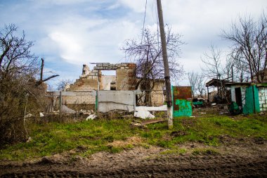 Terny, Ukrayna - 5 Nisan 2023 Ukrayna 'nın Donbass kasabasındaki Terny köyünde yıkılmış ev. Burası cephe hattı. Sadece harabeler kaldı ve tüm insanlar uzun zaman önce tahliye edildi. Burası tam bir savaş alanı..