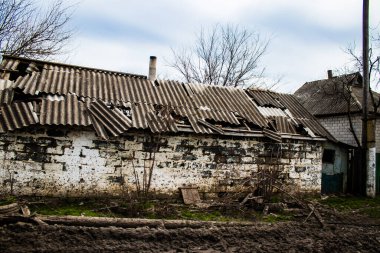 Terny, Ukrayna - 5 Nisan 2023 Ukrayna 'nın Donbass kasabasındaki Terny köyünde yıkılmış ev. Burası cephe hattı. Sadece harabeler kaldı ve tüm insanlar uzun zaman önce tahliye edildi. Burası tam bir savaş alanı..