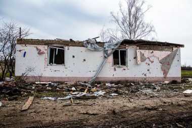 Terny, Ukrayna - 5 Nisan 2023 Ukrayna 'nın Donbass kasabasındaki Terny köyünde yıkılmış ev. Burası cephe hattı. Sadece harabeler kaldı ve tüm insanlar uzun zaman önce tahliye edildi. Burası tam bir savaş alanı..