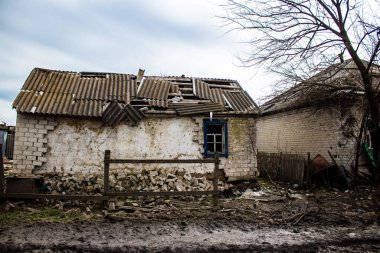 Terny, Ukrayna - 5 Nisan 2023 Ukrayna 'nın Donbass kasabasındaki Terny köyünde yıkılmış ev. Burası cephe hattı. Sadece harabeler kaldı ve tüm insanlar uzun zaman önce tahliye edildi. Burası tam bir savaş alanı..