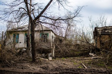 Terny, Ukrayna - 5 Nisan 2023 Ukrayna 'nın Donbass kasabasındaki Terny köyünde yıkılmış ev. Burası cephe hattı. Sadece harabeler kaldı ve tüm insanlar uzun zaman önce tahliye edildi. Burası tam bir savaş alanı..