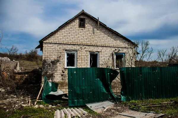 ウクライナのテルニー 2023年4月5日ウクライナのドンバスにあるテルニー村の家を破壊しました これが最前線です 遺跡は残っているだけで すべての人々はずっと前に避難しました 全戦区 — ストック写真