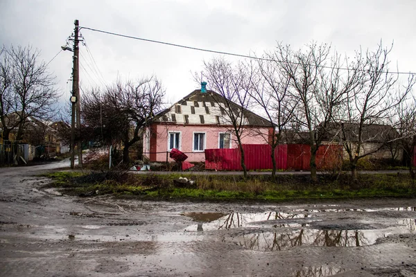 Terny, Ukrayna - 5 Nisan 2023 Ukrayna 'nın Donbass kasabasındaki Terny köyünde yıkılmış ev. Burası cephe hattı. Sadece harabeler kaldı ve tüm insanlar uzun zaman önce tahliye edildi. Burası tam bir savaş alanı..