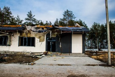 Tren istasyonu ve tren istasyonu, Rus işgalinin ardından Lyman Muharebesi sırasında meydana gelen bombardıman sonucu ağır hasar görmüştü. Dolaşım yapan tren kalmadı..