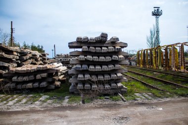 Tren istasyonu ve tren istasyonu, Rus işgalinin ardından Lyman Muharebesi sırasında meydana gelen bombardıman sonucu ağır hasar görmüştü. Dolaşım yapan tren kalmadı..