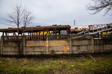 Tren istasyonu ve tren istasyonu, Rus işgalinin ardından Lyman Muharebesi sırasında meydana gelen bombardıman sonucu ağır hasar görmüştü. Dolaşım yapan tren kalmadı..