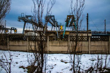 Tren istasyonu ve tren istasyonu, Rus işgalinin ardından Lyman Muharebesi sırasında meydana gelen bombardıman sonucu ağır hasar görmüştü. Dolaşım yapan tren kalmadı..