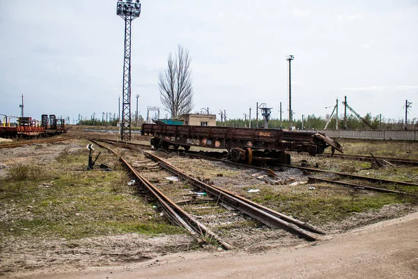 鉄道と鉄道駅は ロシアの侵攻に続くライマンの戦いでの砲撃で大きな被害を受けた 循環する列車はもうありません — ストック写真