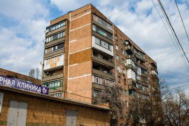 Eski binanın manzarası Sloviansk şehrinde, Donetsk Oblastı, ön cepheye yakın. Rus ordusu Ukrayna 'yı işgal etti ve savaş alanı haline gelen bu bölgede ağır çatışmalar yaşanıyor..