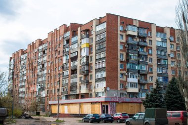 Eski binanın manzarası Sloviansk şehrinde, Donetsk Oblastı, ön cepheye yakın. Rus ordusu Ukrayna 'yı işgal etti ve savaş alanı haline gelen bu bölgede ağır çatışmalar yaşanıyor..
