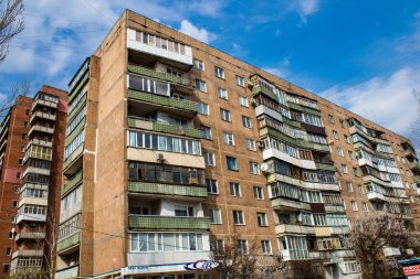 Eski binanın manzarası Sloviansk şehrinde, Donetsk Oblastı, ön cepheye yakın. Rus ordusu Ukrayna 'yı işgal etti ve savaş alanı haline gelen bu bölgede ağır çatışmalar yaşanıyor..