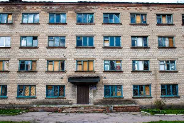 位于顿涅茨克州斯洛维扬斯克市靠近前线的旧建筑的城市景观 俄罗斯军队已入侵乌克兰 该地区正在发生激烈战斗 该地区已成为战场 — 图库照片