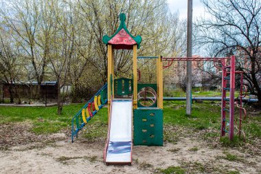 Terk edilmiş oyun alanı Sloviansk 'ta. Çocuklar artık dışarıda oynayamıyorlar çünkü şehir Rus bombardımanı altında. Şehir siviller için çok tehlikeli hale geldi çünkü burası cephe hattının bir parçası..