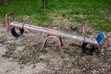 Terk edilmiş oyun alanı Sloviansk 'ta. Çocuklar artık dışarıda oynayamıyorlar çünkü şehir Rus bombardımanı altında. Şehir siviller için çok tehlikeli hale geldi çünkü burası cephe hattının bir parçası..