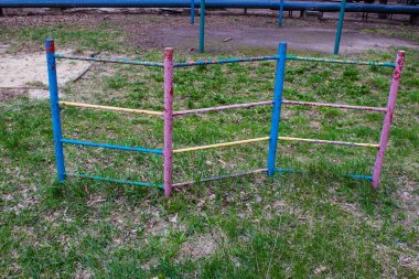 Terk edilmiş oyun alanı Sloviansk 'ta. Çocuklar artık dışarıda oynayamıyorlar çünkü şehir Rus bombardımanı altında. Şehir siviller için çok tehlikeli hale geldi çünkü burası cephe hattının bir parçası..