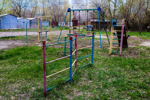 スロヴィアンスクにある放棄された遊び場 子供たちは 都市がロシアの爆撃下にあるので もはや外で遊ぶことができません それは最前線の一部であるため 市は民間人にとってあまりにも危険になっています — ストック写真