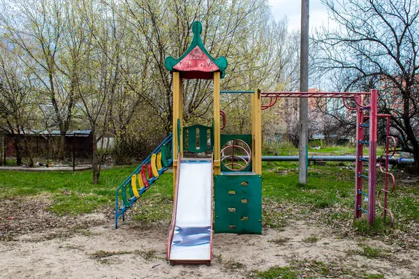 スロヴィアンスクにある放棄された遊び場 子供たちは 都市がロシアの爆撃下にあるので もはや外で遊ぶことができません それは最前線の一部であるため 市は民間人にとってあまりにも危険になっています — ストック写真