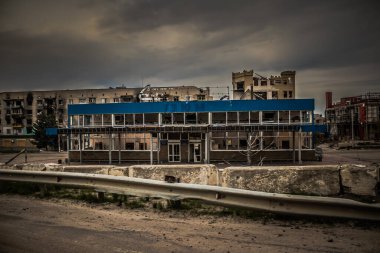 Izyum, Ukrayna - 08 Nisan 2023 İzyum, Kharkiv Oblastı 'ndaki yıkılmış bina. Rus ordusu Ukrayna 'yı işgal etti ve savaş alanı haline gelen bu bölgede ağır çatışmalar yaşanıyor.