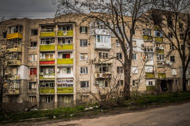 Izyum, Ukrayna - 08 Nisan 2023 İzyum, Kharkiv Oblastı 'ndaki yıkılmış bina. Rus ordusu Ukrayna 'yı işgal etti ve savaş alanı haline gelen bu bölgede ağır çatışmalar yaşanıyor.