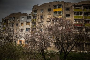 Izyum, Ukrayna - 08 Nisan 2023 İzyum, Kharkiv Oblastı 'ndaki yıkılmış bina. Rus ordusu Ukrayna 'yı işgal etti ve savaş alanı haline gelen bu bölgede ağır çatışmalar yaşanıyor.
