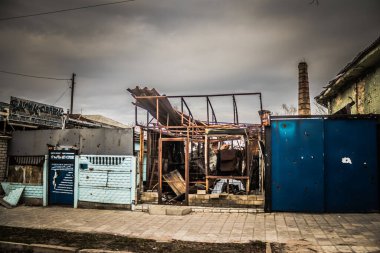 Izyum, Ukrayna - 08 Nisan 2023 İzyum, Kharkiv Oblastı 'ndaki yıkılmış bina. Rus ordusu Ukrayna 'yı işgal etti ve savaş alanı haline gelen bu bölgede ağır çatışmalar yaşanıyor.