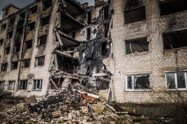 Izyum, Ukrayna - 08 Nisan 2023 İzyum, Kharkiv Oblastı 'ndaki yıkılmış bina. Rus ordusu Ukrayna 'yı işgal etti ve savaş alanı haline gelen bu bölgede ağır çatışmalar yaşanıyor.