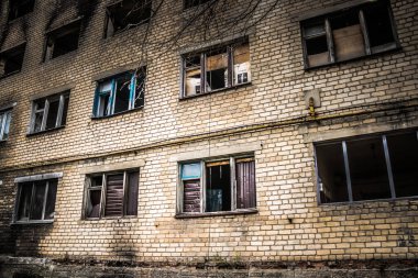 Izyum, Ukrayna - 08 Nisan 2023 İzyum, Kharkiv Oblastı 'ndaki yıkılmış bina. Rus ordusu Ukrayna 'yı işgal etti ve savaş alanı haline gelen bu bölgede ağır çatışmalar yaşanıyor.