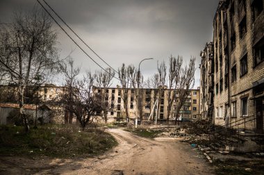 Izyum, Ukrayna - 08 Nisan 2023 İzyum, Kharkiv Oblastı 'ndaki yıkılmış bina. Rus ordusu Ukrayna 'yı işgal etti ve savaş alanı haline gelen bu bölgede ağır çatışmalar yaşanıyor.