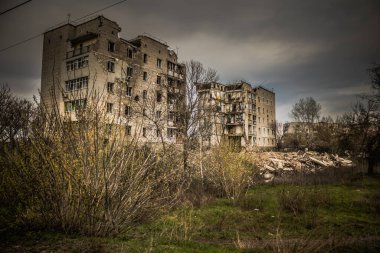 Izyum, Ukrayna - 08 Nisan 2023 İzyum, Kharkiv Oblastı 'ndaki yıkılmış bina. Rus ordusu Ukrayna 'yı işgal etti ve savaş alanı haline gelen bu bölgede ağır çatışmalar yaşanıyor.