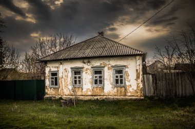 Izyum, Ukrayna - 08 Nisan 2023 İzyum, Kharkiv Oblastı 'ndaki yıkılmış bina. Rus ordusu Ukrayna 'yı işgal etti ve savaş alanı haline gelen bu bölgede ağır çatışmalar yaşanıyor.